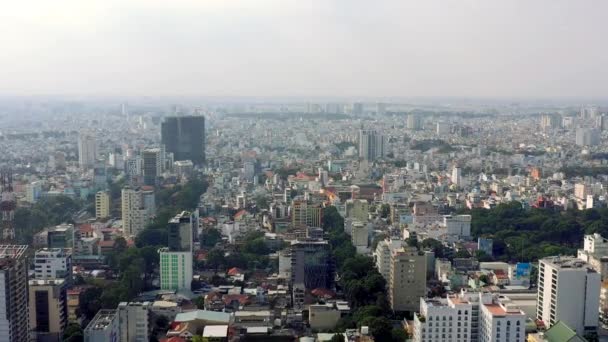 HOCHIMINH, VIETNAM - ÁPRILIS, 2020: Légi panoráma a belvárosra modern épületekkel és Hochiminh városképével. — Stock videók