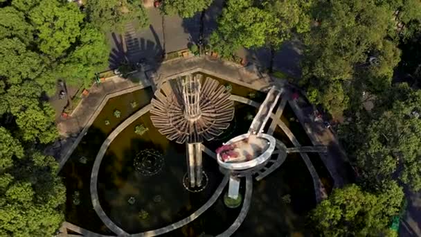 HOCHIMINH, VIETNAM - APRILE, 2020: Veduta panoramica aerea della costruzione architettonica nella fontana di Hochiminh . — Video Stock