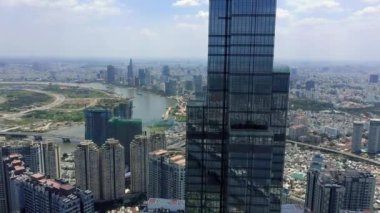 HOCHIMINH, VİETNAM - Nisan 2020: Hochiminh şehir merkezindeki gökdelenlerin ve diğer modern binaların insansız hava aracı görüntüsü.