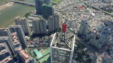 HOCHIMINH, VİETNAM - Nisan 2020: Şehir merkezindeki gökdelen kulesinin ve Hochiminh 'in şehir manzarasının gökyüzü manzarası.