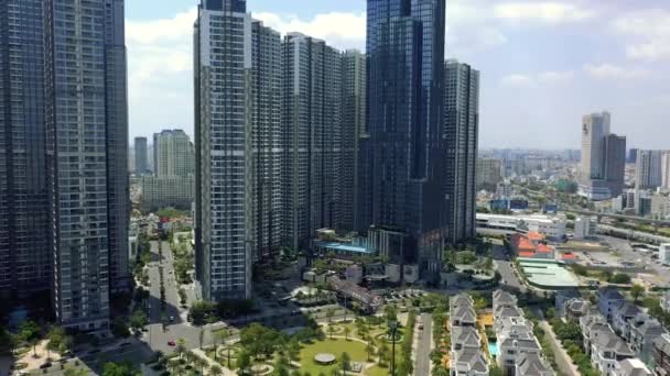 HOCHIMINH, VIETNAM - duben 2020: Letecký panoramatický pohled na mrakodrapy v jednom z okresů Hochiminh. — Stock video