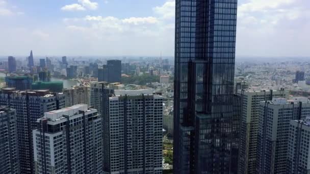 HOCHIMINH, VIETNAM - ABRIL, 2020: Vista aérea de los rascacielos y otros edificios modernos en el centro de Hochiminh . — Vídeos de Stock