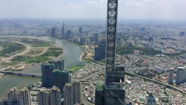 HOCHIMINH, VIETNAM - Duben, 2020: Letecký panoramatický výhled na mrakodrapovou věž v centru města a městskou krajinu Hochiminh. — Stock video