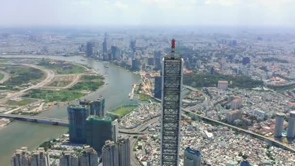 HOCHIMINH, VIETNAM - APRIL, 2020: Uitzicht vanuit de lucht op de wolkenkrabbertoren in het centrum en het stadsgezicht van Hochiminh. — Stockvideo