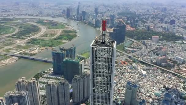 HOCHIMINH, VIETNAM - ABRIL, 2020: Vista panorámica aérea de la torre de rascacielos en el centro y paisaje urbano de Hochiminh . — Vídeos de Stock