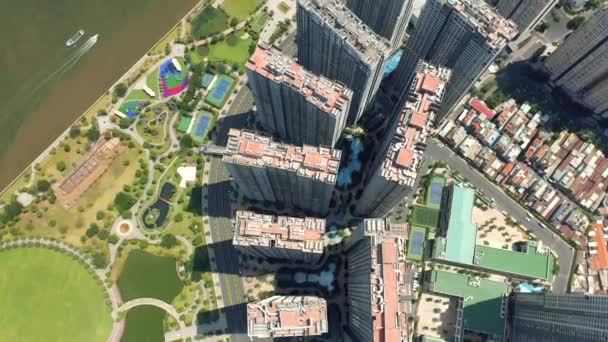 HOCHIMINH, VIETNAM - APRIL, 2020: Blick aus der Luft auf die Dächer von Häusern in einem der Bezirke Hochiminh. — Stockvideo