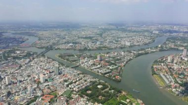 HOCHIMINH, VİETNAM - Nisan 2020: Hochiminh 'in Saigon nehri ve şehir manzarasının hava manzarası.