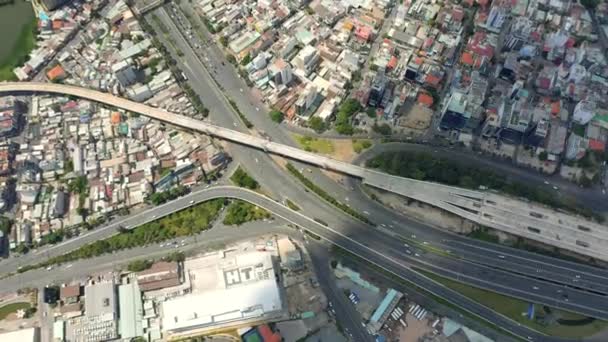 HOCHIMINH, VIETNAM - Duben, 2020: Letecký panoramatický výhled na dálnici v centru města a městskou krajinu Hochiminh. — Stock video