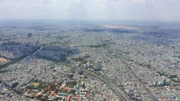 HOCHIMINH, VIETNAM - Duben, 2020: Letecký panoramatický pohled na městskou krajinu hustě osídleného Hochiminhu. — Stock video