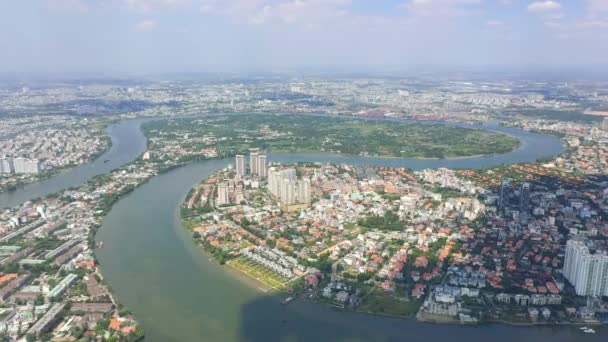 HOCHIMINH, VIETNAM - AVRIL 2020 : Vue panoramique aérienne du paysage urbain et de la rivière Saigon d'Hochiminh . — Video