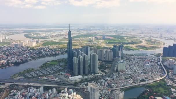 HOCHIMINH, VIETNAM - AVRIL 2020 : Vue aérienne par drone des gratte-ciel et autres bâtiments modernes du centre-ville d'Hochiminh . — Video