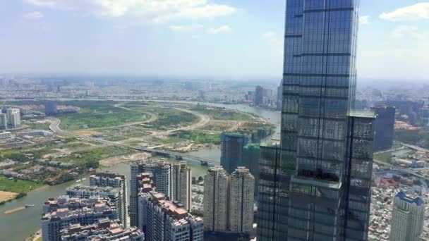 HOCHIMINH, VIETNAM - APRIL, 2020: Flygdrönare syn på skyskrapor och andra moderna byggnader i centrum av Hochiminh. — Stockvideo