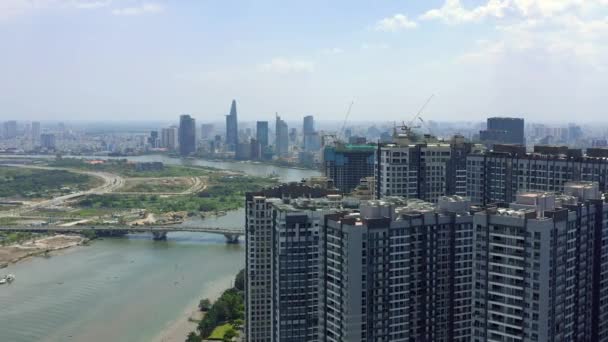 HOCHIMINH, VIETNAM - duben 2020: Letecký pohled na řeku Saigon a městskou krajinu v centru města v Hochiminhu. — Stock video