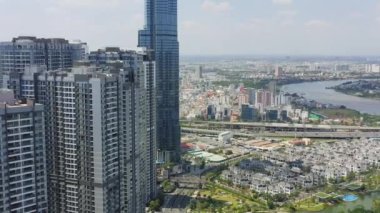 HOCHIMINH, VİETNAM - Nisan 2020: Hochiminh 'in çatılarının ve şehir manzarasının gökyüzü manzarası.