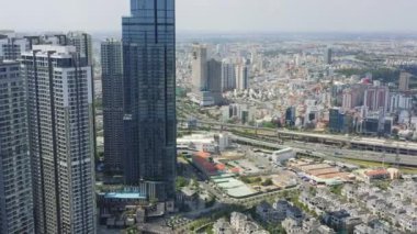 HOCHIMINH, VİETNAM - Nisan 2020: Hochiminh 'in çatılarının ve şehir manzarasının gökyüzü manzarası.