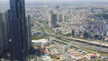 HOCHIMINH, VİETNAM - Nisan 2020: Hochiminh şehir merkezindeki otoyol ve şehir manzarasının hava manzarası.