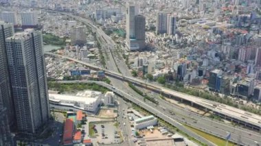 HOCHIMINH, VİETNAM - Nisan 2020: Hochiminh şehir merkezindeki otoyol ve şehir manzarasının hava manzarası.