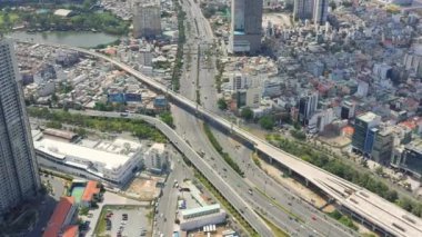 HOCHIMINH, VİETNAM - Nisan 2020: Hochiminh şehir merkezindeki otoyol ve şehir manzarasının hava manzarası.