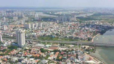 HOCHIMINH, VİETNAM - Nisan 2020: Hochiminh 'in Saigon nehri ve şehir manzarasının hava manzarası.
