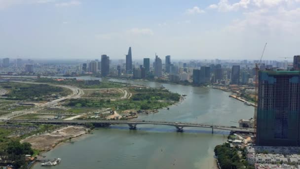 HOCHIMINH, VİETNAM - Nisan 2020: Hochiminh 'teki Saigon Nehri' nin ve şehir merkezinin insansız hava aracı görüntüsü. — Stok video