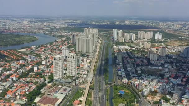 HOCHIMINH, VIETNAM - APRIL, 2020: Uitzicht vanuit de lucht op de snelweg in het centrum en het stadsgezicht van Hochiminh. — Stockvideo