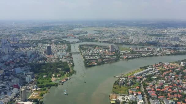 HOCHIMINH, VİETNAM - Nisan 2020: Hochiminh 'in Saigon nehri ve şehir manzarasının hava manzarası. — Stok video