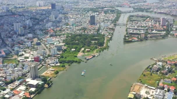 HOCHIMINH, VIETNAM - APRIL, 2020: Flygfoto över staden och floden Saigon i Hochiminh. — Stockvideo