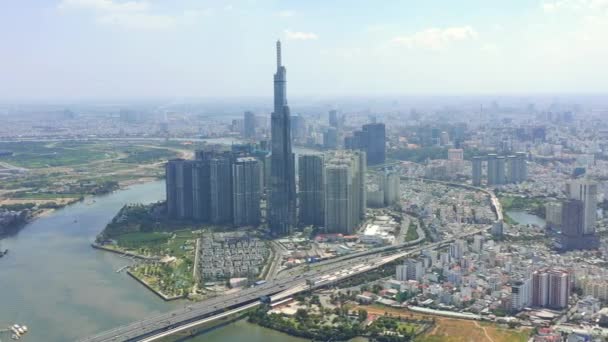 HOCHIMINH, VIETNAM - ABRIL, 2020: Vista aérea de los rascacielos y otros edificios modernos en el centro de Hochiminh . — Vídeos de Stock