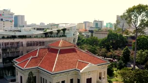 HOCHIMINH, VIETNAM - ÁPRILIS, 2020: Légi panoráma a modern épületek tetejére Hochiminh belvárosában. — Stock videók