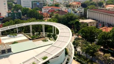HOCHIMINH, VİETNAM - Nisan 2020: Hochiminh şehir merkezindeki modern binaların çatılarının gökyüzü manzarası.