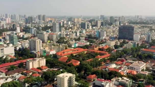 HOCHIMINH, VIETNAM - ABRIL, 2020: Vista aérea del centro de la ciudad con edificios modernos y paisaje urbano de Hochiminh . — Vídeos de Stock