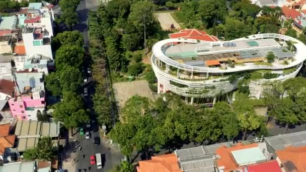 HOCHIMINH, VIETNAM - APRIL, 2020: Uitzicht vanuit de lucht op het gebouw van moderne architectuur in het centrum van Hochiminh. — Stockvideo