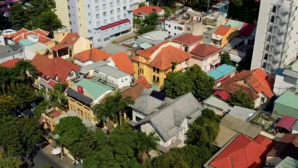 ГОЧИМИН, ВЬЕТНАМ - АПРЕЛЬ, 2020: Вид с воздуха на крыши домов одного из районов и городской пейзаж Хочимина . — стоковое видео