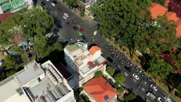 HOCHIMINH, VIETNAM - APRIL, 2020: Uitzicht vanuit de lucht op het kruispunt in het centrum van Hochiminh. — Stockvideo