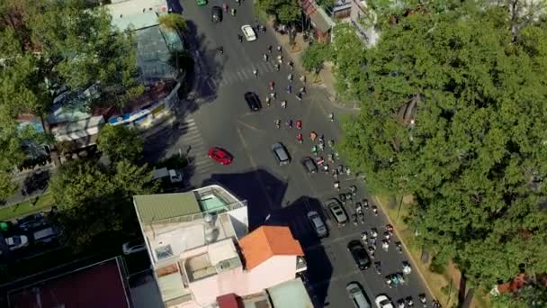 HOCHIMINH, VIETNAM - Duben, 2020: Letecký panorama s výhledem na křižovatku v centru Hochiminhu. — Stock video