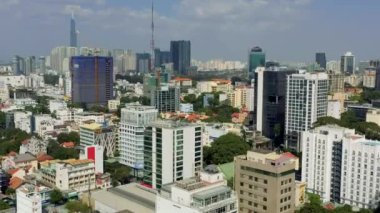 HOCHIMINH, VİETNAM - Nisan 2020: Hochiminh şehir merkezindeki gökdelenlerin ve diğer modern binaların insansız hava aracı görüntüsü.