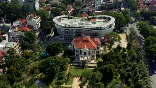 HOCHIMINH, VIETNAM - APRIL, 2020: Luchtfoto van de bouw van moderne architectuur in het centrum van Hochiminh. — Stockvideo