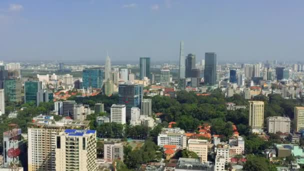 HOCHIMINH, VIETNAM - AVRIL 2020 : Vue aérienne par drone des gratte-ciel et autres bâtiments modernes du centre-ville d'Hochiminh . — Video