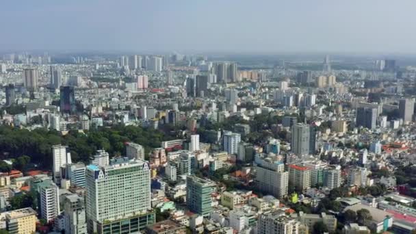 HOCHIMINH, VIETNAM - ÁPRILIS, 2020: Légi panoráma a belvárosra modern épületekkel és Hochiminh városképével. — Stock videók