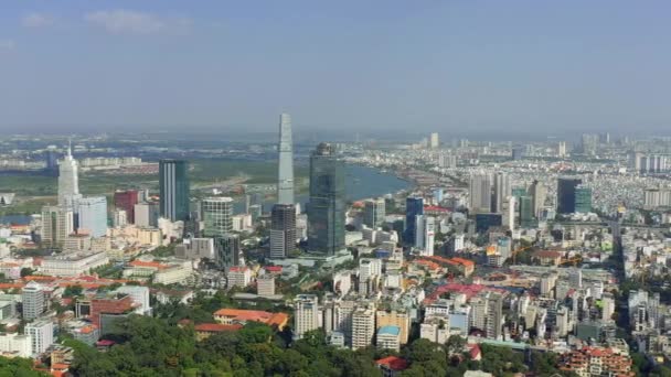 HOCHIMINH, VIETNAM - APRILE, 2020: Veduta aerea drone di grattacieli e altri edifici moderni nel centro di Hochiminh . — Video Stock