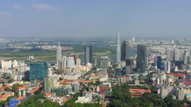 HOCHIMINH, VIETNAM - ÁPRILIS, 2020: Légi felvétel a felhőkarcolókról és más modern épületekről Hochiminh belvárosában. — Stock videók