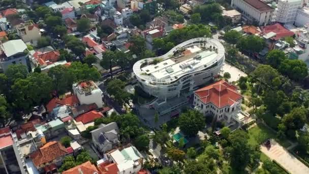 HOCHIMINH, VIETNAM - ΑΠΡΙΛΙΟΣ, 2020: Αεροφωτογραφία του κτιρίου σύγχρονης αρχιτεκτονικής στο κέντρο της πόλης Hochiminh. — Αρχείο Βίντεο