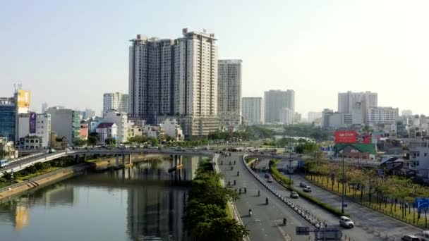 HOCHIMINH, VIETNAM - APRIL, 2020: Uitzicht vanuit de lucht op een van de districten van Hochiminh aan de oever van de rivier Saigon. — Stockvideo