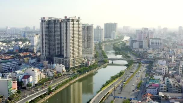 HOCHIMINH, VIETNAM - AVRIL 2020 : Vue panoramique aérienne de l'un des quartiers d'Hochiminh sur la rive de la rivière Saigon . — Video