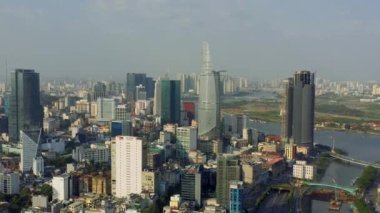 HOCHIMINH, VİETNAM - Nisan 2020: Hochiminh şehir merkezindeki gökdelenlerin ve diğer modern binaların insansız hava aracı görüntüsü.