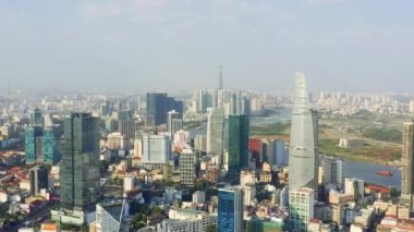 HOCHIMINH, VİETNAM - Nisan 2020: Hochiminh şehir merkezindeki gökdelenlerin ve diğer modern binaların insansız hava aracı görüntüsü.