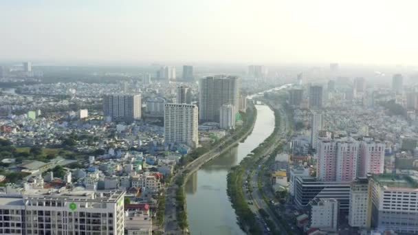 HOCHIMINH, VIETNAM - ABRIL, 2020: Vista panorámica aérea de uno de los distritos de Hochiminh a orillas del río Saigón . — Vídeo de stock