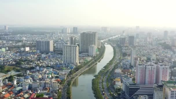 HOCHIMINH, VIETNAM - KWIECIEŃ, 2020: Widok z lotu ptaka na jedną z dzielnic Hochiminh nad brzegiem rzeki Sajgon. — Wideo stockowe