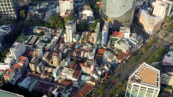 HOCHIMINH, VIETNAM - ABRIL, 2020: Vista aérea del distrito en el centro de la ciudad de Hochiminh . — Vídeos de Stock