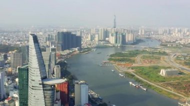 HOCHIMINH, VİETNAM - Nisan 2020: Bitexco iş merkezi ve şehir merkezindeki diğer binaların hava manzarası.